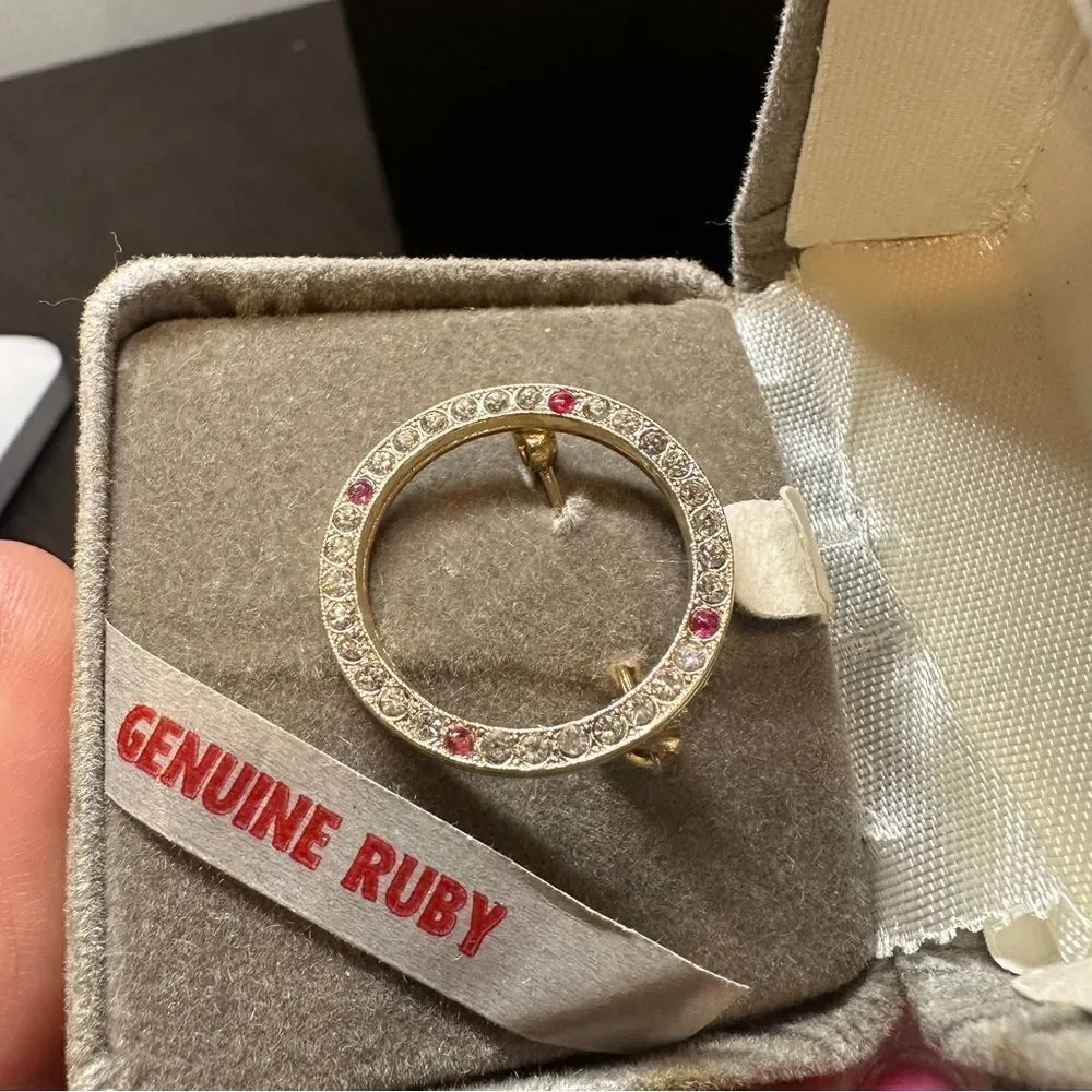 Vintage Giovanni gold‎ tone brooch with genuine rubies!